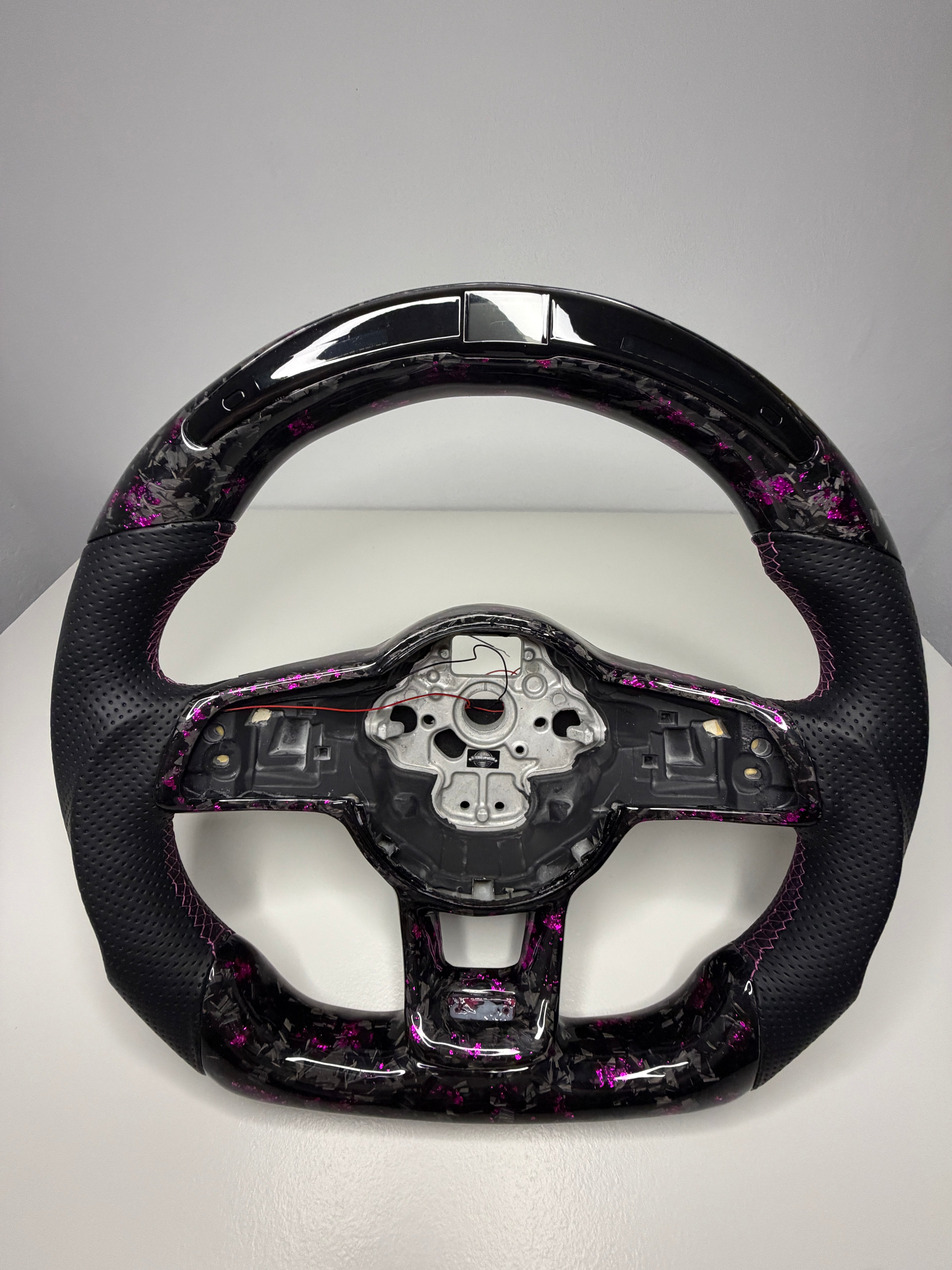 Golf 7 Forged Carbon LED Lenkrad mit Lila Flakes