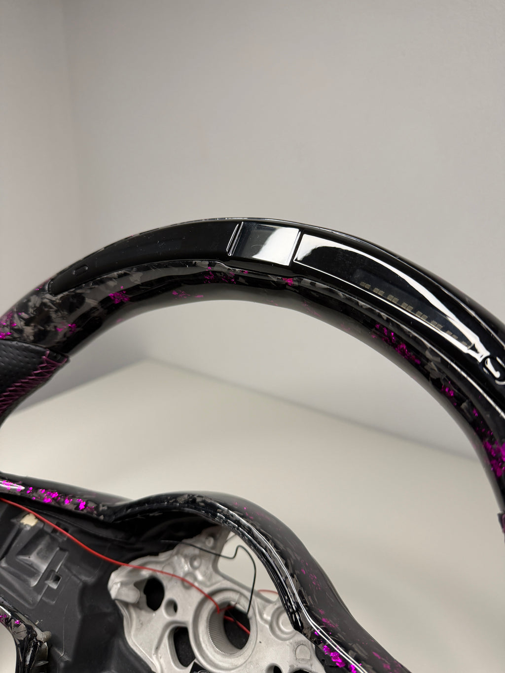 Golf 7 Forged Carbon LED Lenkrad mit Lila Flakes
