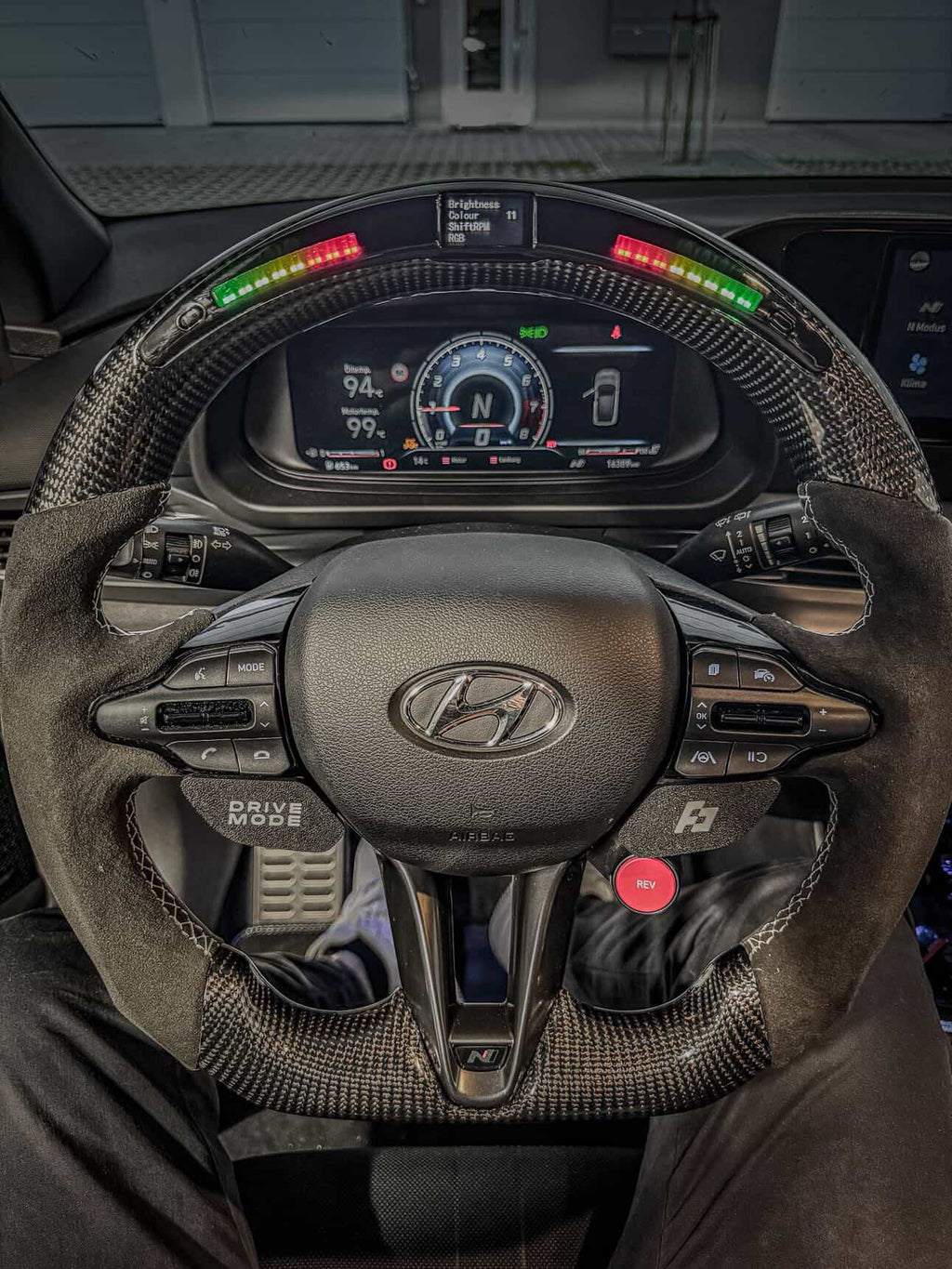 Hyundai I20/ I30N Carbon Lenkrad mit Display und LED Schaltanzeige