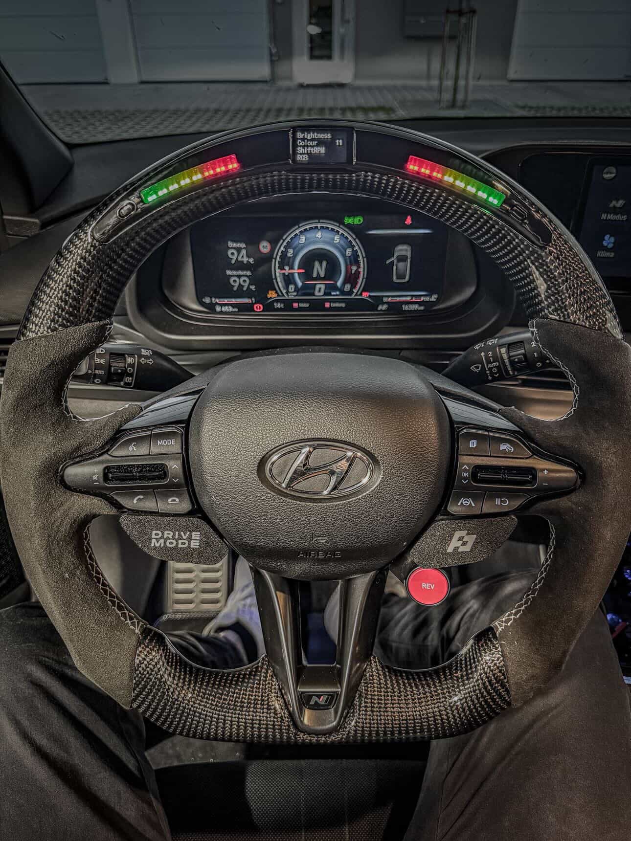 Hyundai I20/ I30N Carbon Lenkrad mit Display und LED Schaltanzeige